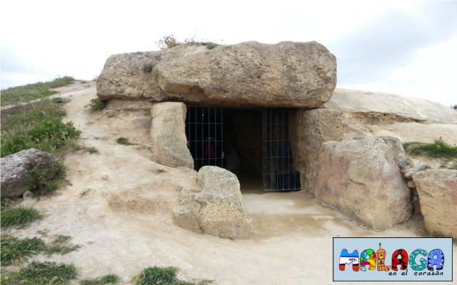 Petroglifos en el Dolmen de Menga